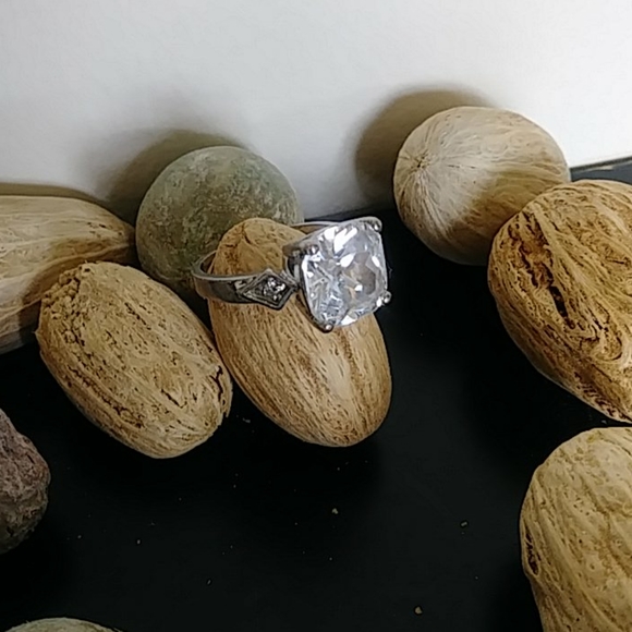 Ring - Picture 3 of 4